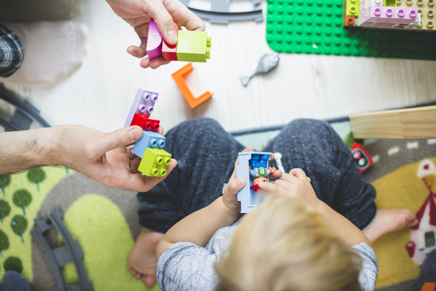 Padre e hijo jugando con piezas de colores en el Instituto